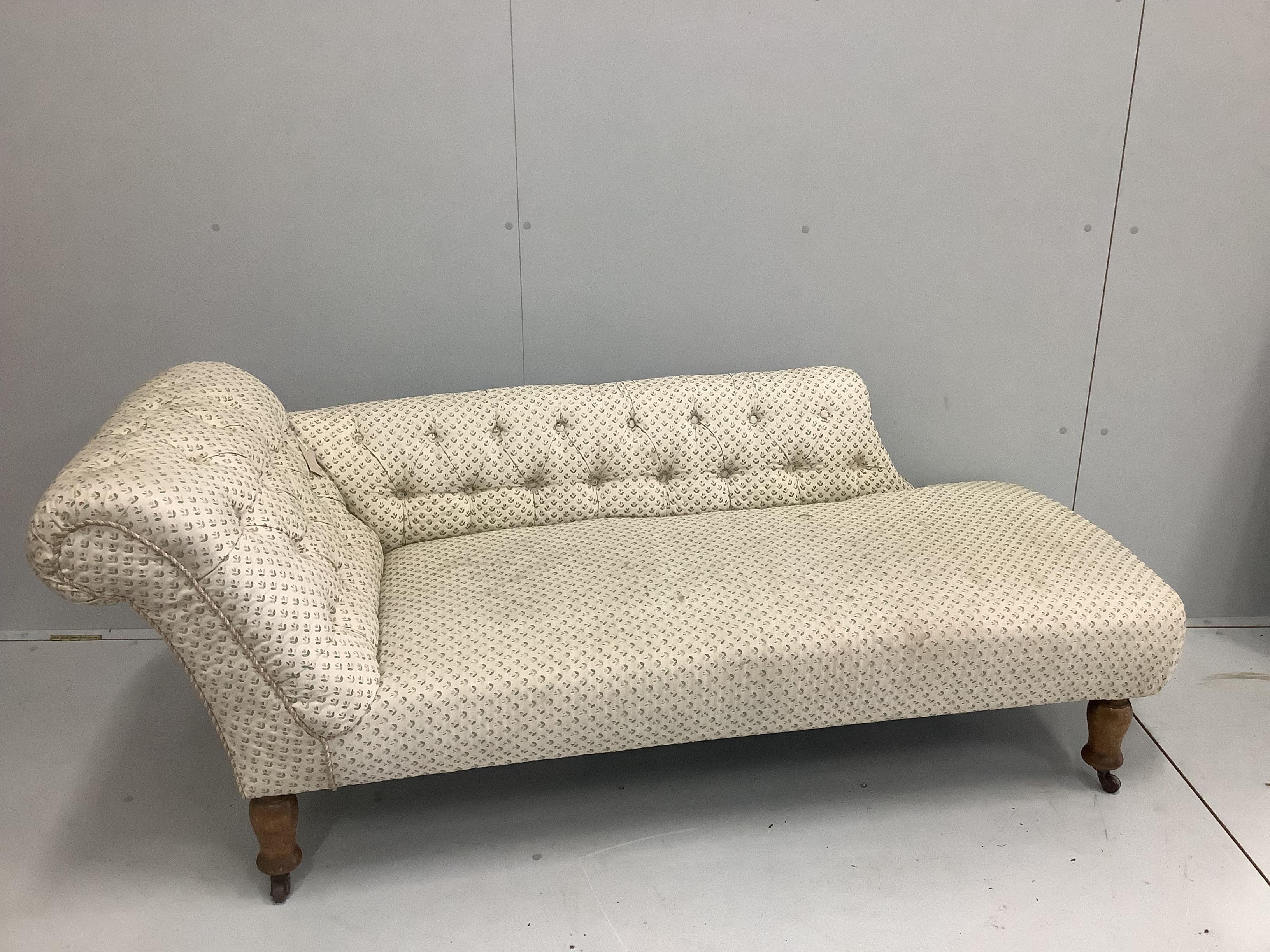 An Edwardian beech button back chaise longue